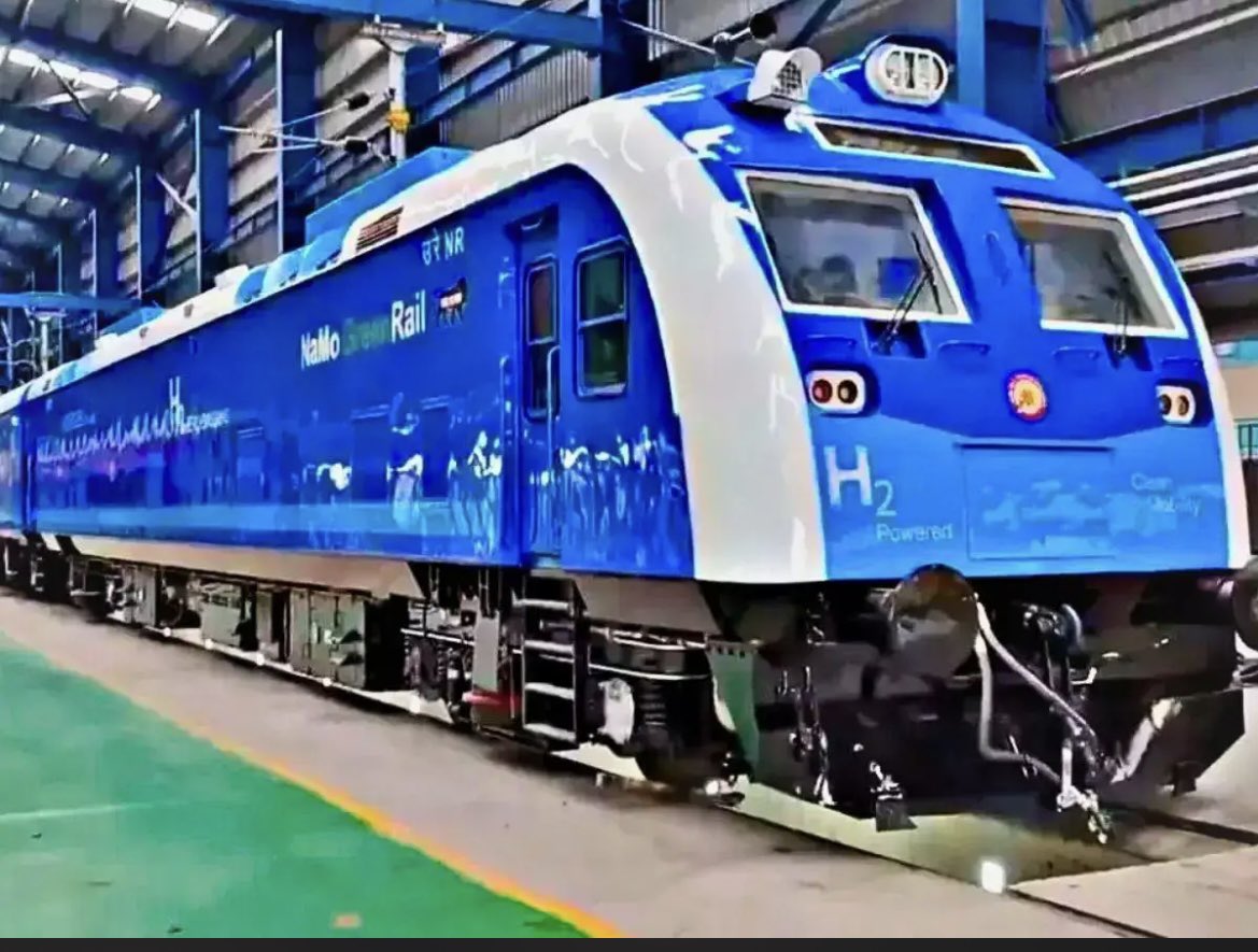 Asan_research's tweet photo. India joins a select global club as its first indigenous Hydrogen train hits the tracks on the Jind-Sonipat route.

It can store 440 kg of compressed hydrogen consuming about 300 kg a day at peak passenger load and can carry up to 2,600 passengers.

Unlike traditional diesel trains, hydrogen fuel cells combine hydrogen and oxygen to generate electricity, emitting only water vapor and steam.

#hydrogentrain