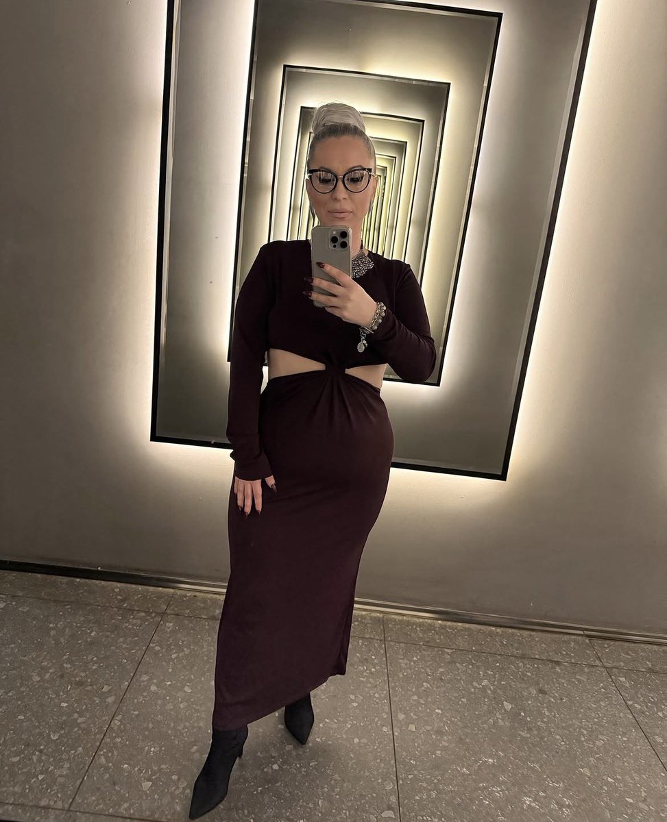 mashadowow's tweet photo. Ayna gördüğüm zaman foto çekilmeden ayrılmam 😅 https://t.co/yUMg93MUka