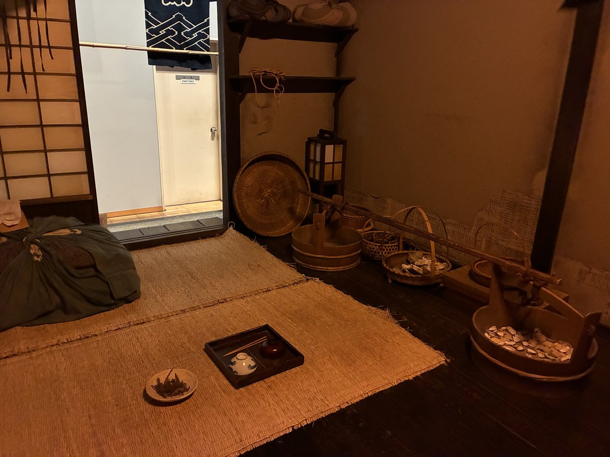 karasu_LH's tweet photo. 月曜に開館してる博物館美術館ってほぼ皆無なんですが、フカガワの江戸しりょーかんは開館してたのでメガ想の翌日に行ってました

映画セットみたいな圧巻の建物で展示の中に入れるし触れるしでめちゃくちゃ最高だったし入館料も400円という破格なのでまた行きたい٩( ᐛ )و✨ https://t.co/hASufuWT5j