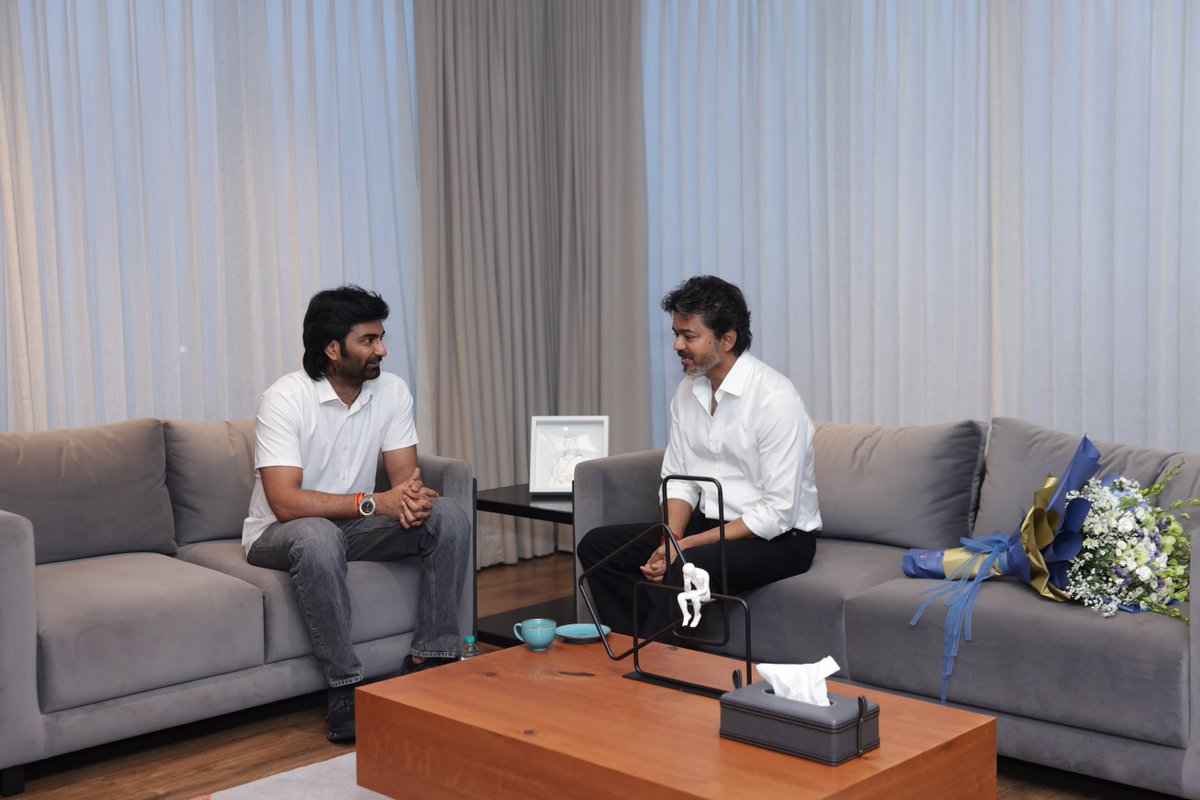 BiggBoss10Tamil's tweet photo. #IdhayamMurali நாளைக்கு ரிலீஸ் 🥳

இந்த நேரத்துல அதர்வா முதலமைச்சர் விஜயை சந்திச்சது படத்துக்கு இன்னும் பெரிய பலமா அமைஞ்சிடுச்சு ❤️🔥

#Atharvaamurali #CMJosephVijay‌ https://t.co/OpincxLyjs