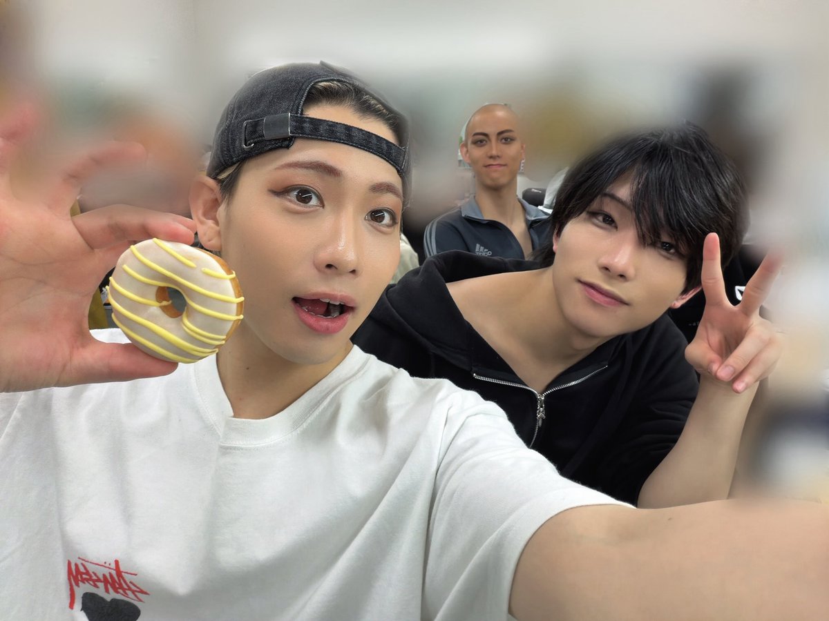 7min_rintaro's tweet photo. #テニミュ マチソワありがとうございました！
せいやドーナツ頂きます🍩😋

本番差し入れ沢山入るので嬉しい！！笑 https://t.co/HPpZckPann