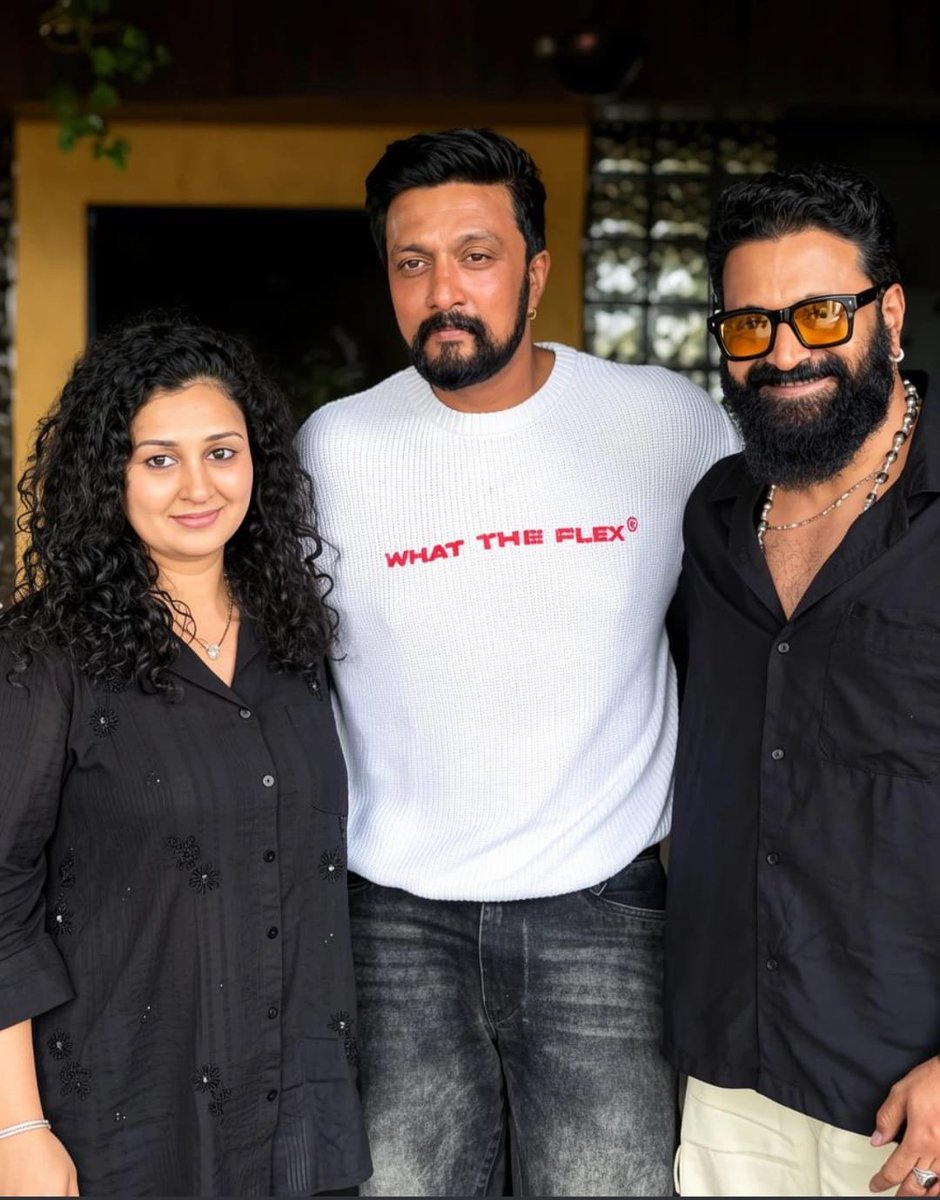 MaluruKsss's tweet photo. ಡಿವೈನ್ ಸ್ಟಾರ್ ರಿಷಬ್ ಶೆಟ್ಟಿ ಮತ್ತು ಅವರ ಹೆಂಡತಿ ಪ್ರಗತಿ ಶೆಟ್ಟಿ ಅವರು ಇತ್ತೀಚಿಗೆ ಅಭಿನಯ ಚಕ್ರವರ್ತಿ ಕಿಚ್ಚ ಸುದೀಪ ಅಣ್ಣನನ್ನು ಭೇಟಿ ಮಾಡಿದ್ದಾರೆ.

@KicchaSudeep

@shetty_rishab @PragathiRShetty

#ಕಿಚ್ಚಸುದೀಪ #KichchaSudeepa #KicchaSudeep #Rishabshetty #Pragathishetty #maluru #maluruksss https://t.co/6MqqfJOxkw