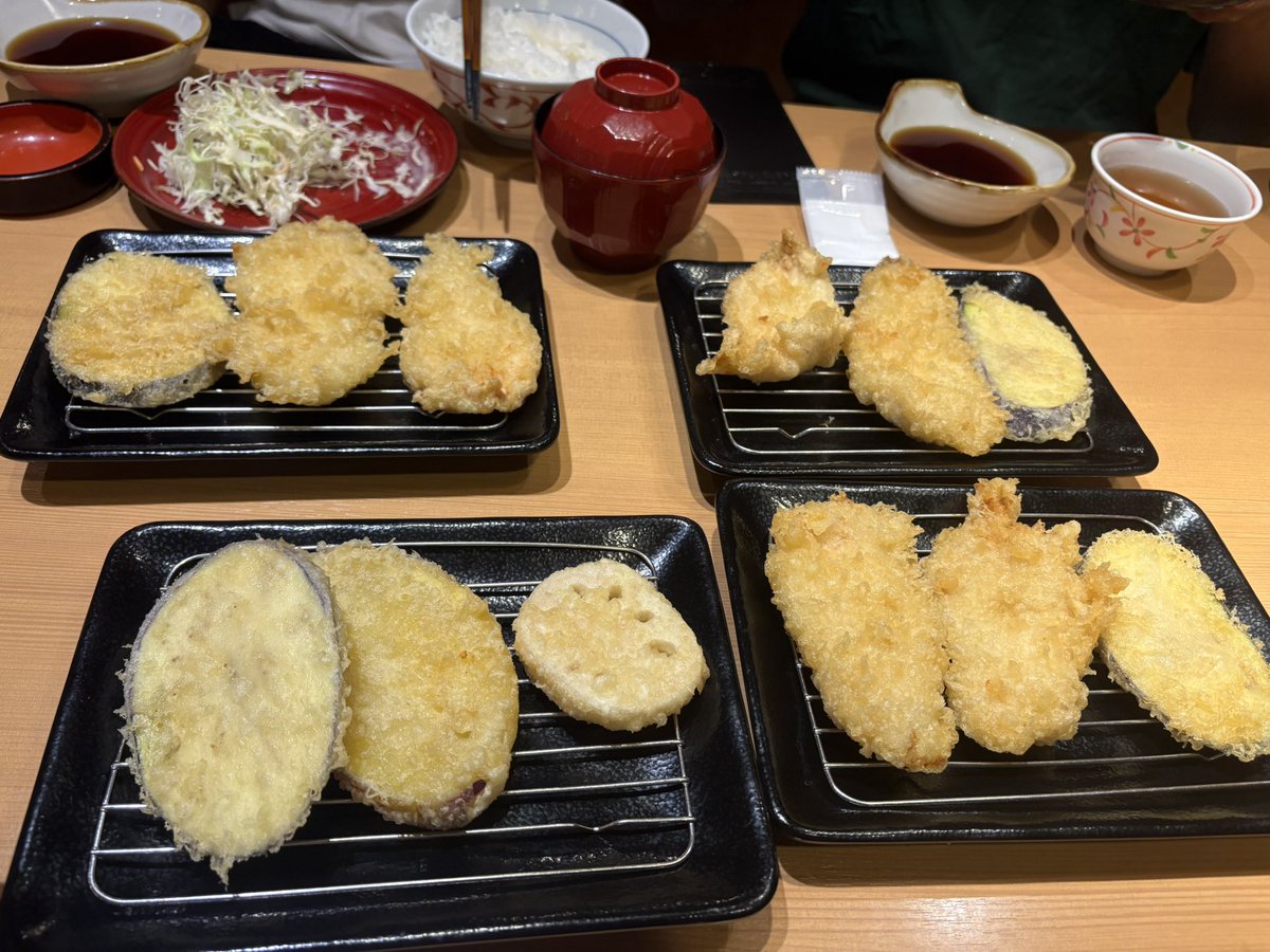WolfChan100379's tweet photo. 今日は誕生日🎂

天ぷら食べに行って、ケーキ🍰も食べたよ😋 https://t.co/f2EkQnGLKv