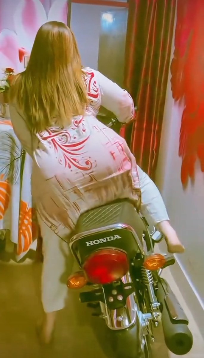 ChBaber9347's tweet photo. Aisi bike kis kis k ghr ha? https://t.co/zo0nPUMnGf