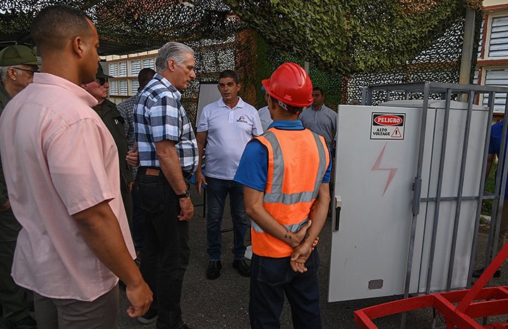 ACN_Cuba's tweet photo. 🇨🇺⚡ Recorrió @DiazCanelB este miércoles entidades de la industria nacional dedicadas a tecnologías energéticas y constructivas, con el propósito de impulsar el desarrollo sostenible y la defensa del país.

Más en 👉 https://t.co/PAGKeLxEif

#ACNreporta https://t.co/KCx8YXadfc