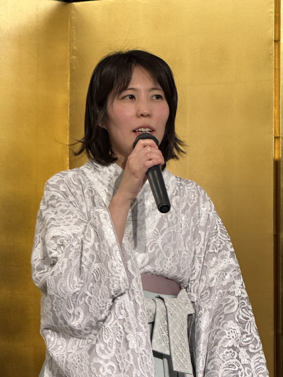 evian051's tweet photo. 第８期清麗戦大盤解説会に参加

石田先生と岩根先生のコンビ解説が楽しく、急遽壇上に上がった優月先生も小髙先生も、場を盛り上げてくれました✨

参加者とのおしゃべりも楽しかった😊

今回は相中飛車の始まりで香奈先生が圧勝、今後もおふたりの対局から目が離せない https://t.co/VUxoe837g8