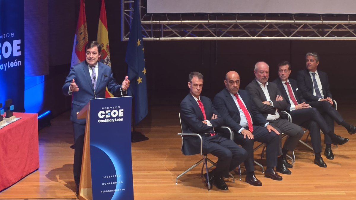 ECOnomistaVAlor's tweet photo. @juandemargarida , Decano del Colegio de Economistas de Valladolid, Palencia y Zamora, ha asistido a la entrega de los Premios @ceoe_cyl, un reconocimiento a empresarios y empresas que destacan por su compromiso, esfuerzo e impulso al desarrollo económico de nuestra Comunidad.

Desde ECOVA queremos trasladar nuestra más sincera enhorabuena a todos los galardonados, así como felicitar a CEOE Castilla y León por la excelente organización de un acto que pone en valor el talento, la innovación y el emprendimiento empresarial.

👏 ¡Enhorabuena a todos los premiados!

#ECOVA #Economistas #CEOECastillayLeón #PremiosCEOE #Empresa #Empresarios #CastillayLeón #Economía #TalentoEmpresarial #CompromisoEmpresarial
