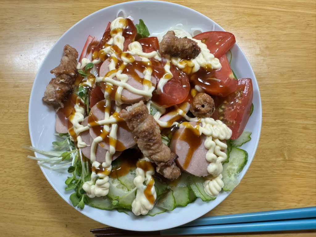 CatAyataka's tweet photo. ソーメンサラダに焼き鳥( *´艸`)
なにこれって思った人ごめんなさいw https://t.co/UI5YoqYkfB