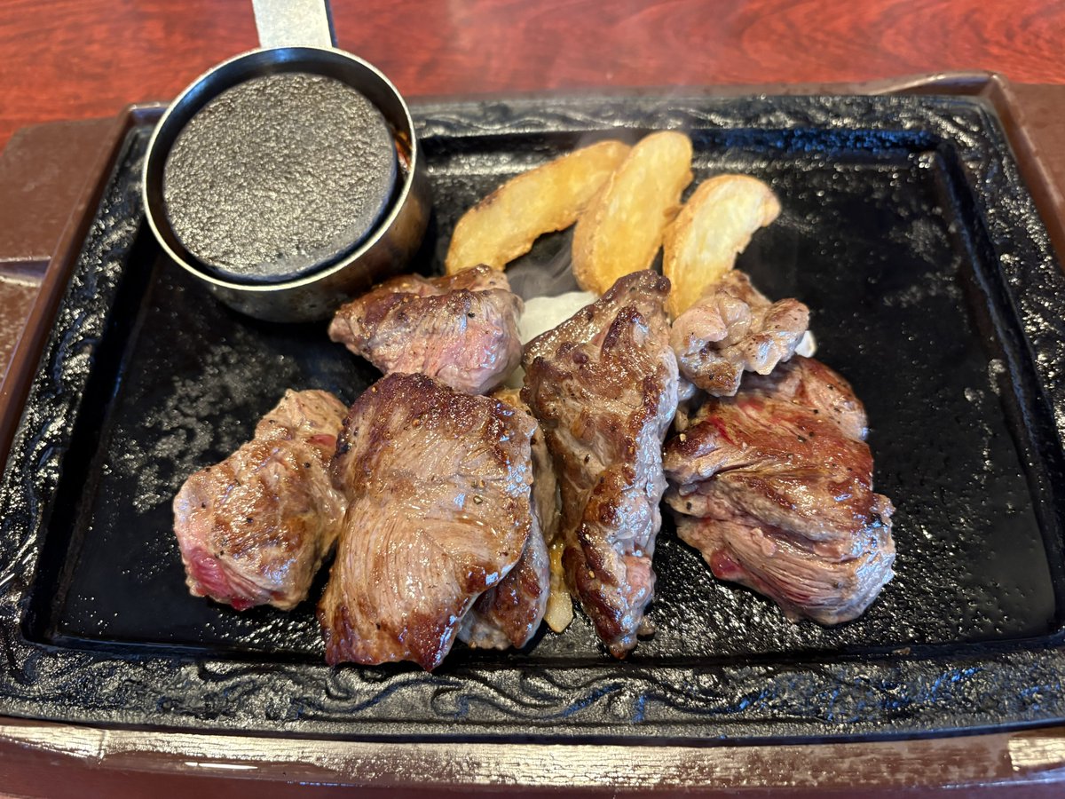 hamtarou328's tweet photo. コストコのピーチケーキ
1kgを1人で食べる量ではないと思いました()

あと会社の金で食べたステーキ🥩 https://t.co/xxkejnnp9E