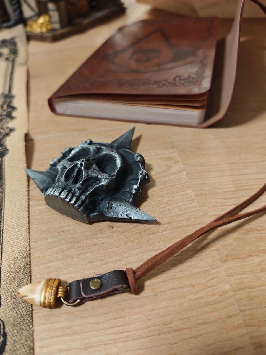 HeyStani's tweet photo. Assassins Creed Black Flag PHYSICAL Collectors Edition Unbox. 

Mega gute Collectors, mit vielen Goodies aus den Games. Notizbuch ist voll mit Sketchen von Edward Kenway, der Haizahn ist ein nice Detail der das Buch bindet. Die Brosche und Noten Blatt super.

Steelbook und die Figur auch mega gut gelungen 😍 @UbisoftDE  

Collectors Rating: 9/10
Game Rating: 8/10