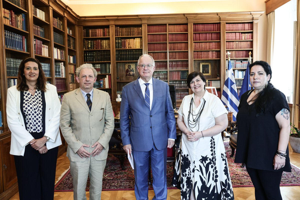 PresidencyGR's tweet photo. Συνάντηση του Προέδρου της Δημοκρατίας Κωνσταντίνου Αν. Τασούλα με μέλη του Προεδρείου της Εθνικής Επιτροπής για τα Δικαιώματα του Ανθρώπου

https://t.co/VLK0dMw2q6 https://t.co/rOyGv6mbAL