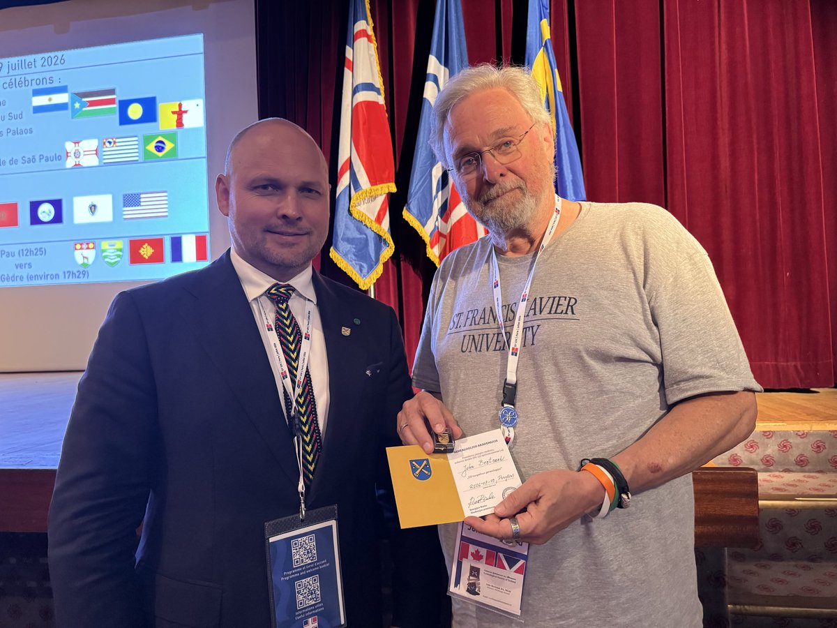 RemigijusBimba's tweet photo. Honoured to present the Genealogy Academy Distinguished Badge “For Merits to Genealogy” to John Bertrand (Canada/Ireland) during the 31st International Congress of Vexillology in Paris. 🇫🇷

#Genealogy #GHVI #FIAV https://t.co/cYHptdrVy9