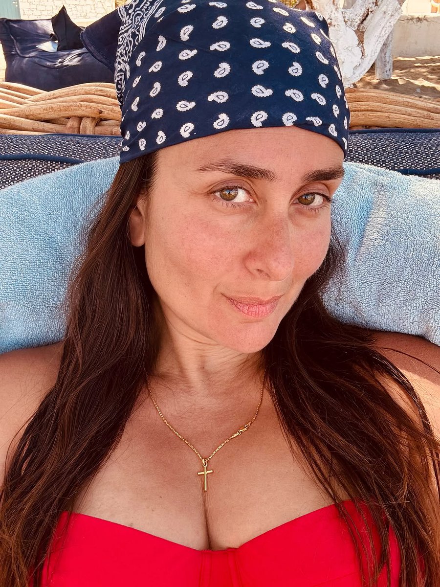 HighOnGirls's tweet photo. When you have a face that is more sexy than P@rn then you don't need to expose much 🥵 #KareenaKapoor knows her face alone can give millions of boys hard rock boner and make them leak like hell 💦 The way her raw and raunchy face turns me on and makes me throb I am her slave 🤤 https://t.co/Pkc3yY6YDO