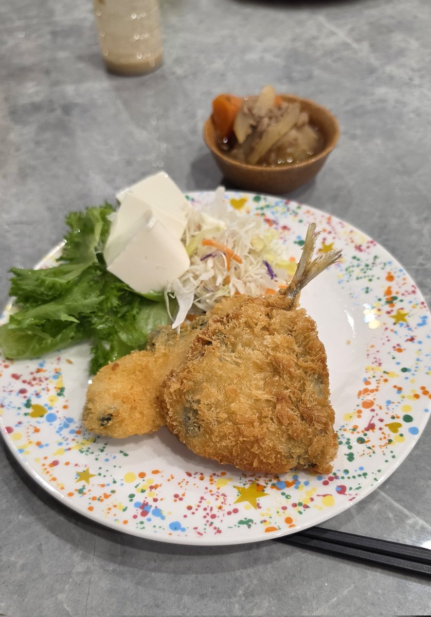 Hitomn4children's tweet photo. 賞味期限前だったけど豆腐を使いきる・時短するために揚げ物で済ませ、明日のお弁当にも使えるツナじゃがも一品添えて😋梅干しや漬物でごはんもすすんだ本日🤭
豆腐サラダは、ごまドレッシング派？それとも和風ドレッシング派？
#お疲れさまでした https://t.co/qtoUwP11sf