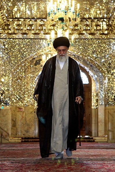 amraph73's tweet photo. (دیری است ز آشیانه جدا مانده‌ای «امین»
غربت بس است رو سوی آن کوی و بام کن) 
...
تقدیر، خاکِ تربتِ خورشید قسمتت
آرام در جوارِ رضا صبح و شام کن
#پدر_شهید_ایران https://t.co/PuIZtMmnUJ