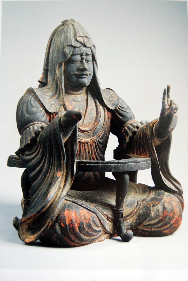 VinayaPitaka250's tweet photo. 延暦寺「木造維摩居士坐像（重文）」平安時代9世紀、像高34.8cm。一木造の重厚感。左手の二指を立てる仕草は『維摩経』の核心である「不二の法門」を示すもの。小さな像でありながら、文殊菩薩と対峙する維摩居士の知性と気迫を感じさせる https://t.co/AI1du6ahA9