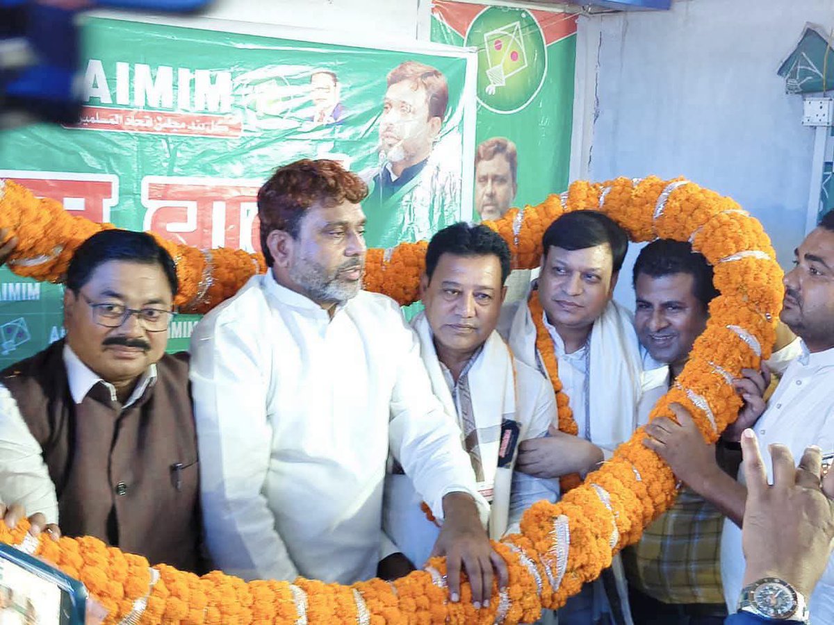 AkhtarulImanMLA's tweet photo. बिहार AIMIM के प्रदेश कार्यालय, किशनगंज में आज संगठन विस्तार के तहत चार जिलों के जिला अध्यक्षों की नियुक्ति की गई।
किशनगंज से गुलाम हसनैन साहब, अररिया से इंजीनियर मंज़ूर साहब,पूर्णिया से शहनवाज आलम साहब, कटिहार से आफताब कंचन साहब को जिला अध्यक्ष नियुक्त किया गया।
#Admin https://t.co/WtU1piOfh1