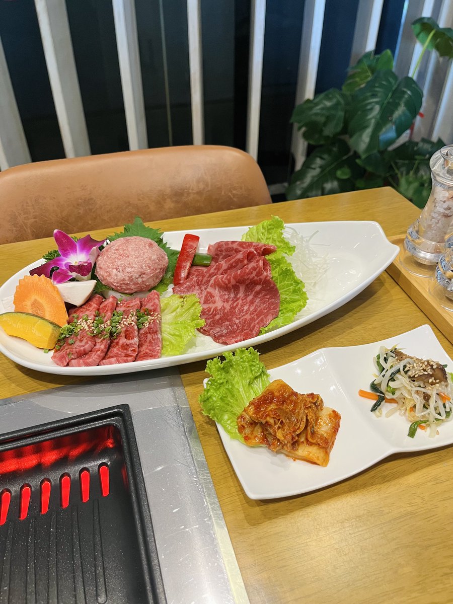 seinanana's tweet photo. トンローの「黒牛の里」さんで焼肉ランチ🥩
レディは知多牛レディースセットがマジおすすめ！
ねぎ塩ロース、カルビ、ハンバーグと野菜が入って590B👏🏻
しかも焼いてくれる😭
知多牛とろ丼も生のお肉とろっとろで超美味いです🤍 https://t.co/4N0jlKOK5N