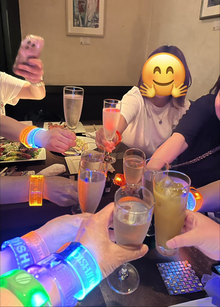 RovJgl2vfBLFDUZ's tweet photo. 昨日はaRenge の東京公演🤗トラツの初ライブの思い出の場所に🤗初めましてスラさんにお誘い頂き、愚か者の身分のダーツのあるバーへ🍸
愚か者の身分を見せて頂きながらのライブ後の打ち上げは、最高だった👍皆んな
「また遊ぼうなー」🤗
#DISH//
#aRenge https://t.co/wjPqYi98iQ
