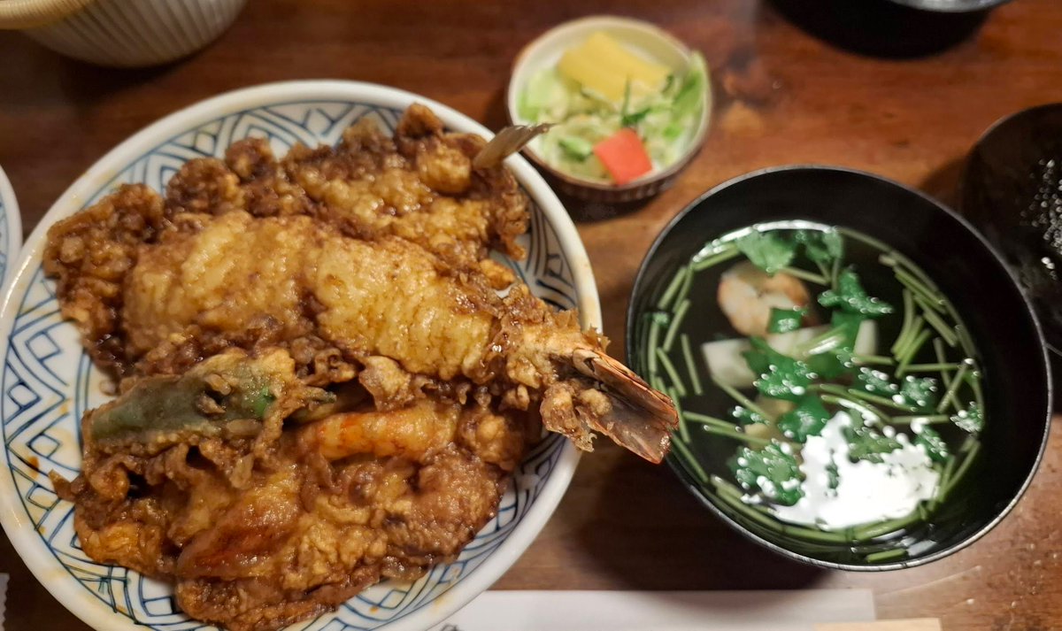 koto1com's tweet photo. 浅草に何を求めるかかなと。
例えば、浅草の天丼は味が濃いとか、衣が厚くて具がわからないとか言われるけど、これは「江戸時代の食べ物ってこういうものか！」と歴史を楽しむものだと思ってる。 
江戸時代の人夫さんとか力仕事してた人は濃い味付けで油をしっかり使った食べ物を必要としていたのかな、と考える時間が楽しいのであって、上品な美味しさの天丼を食べたいだけなら違う街に行く。