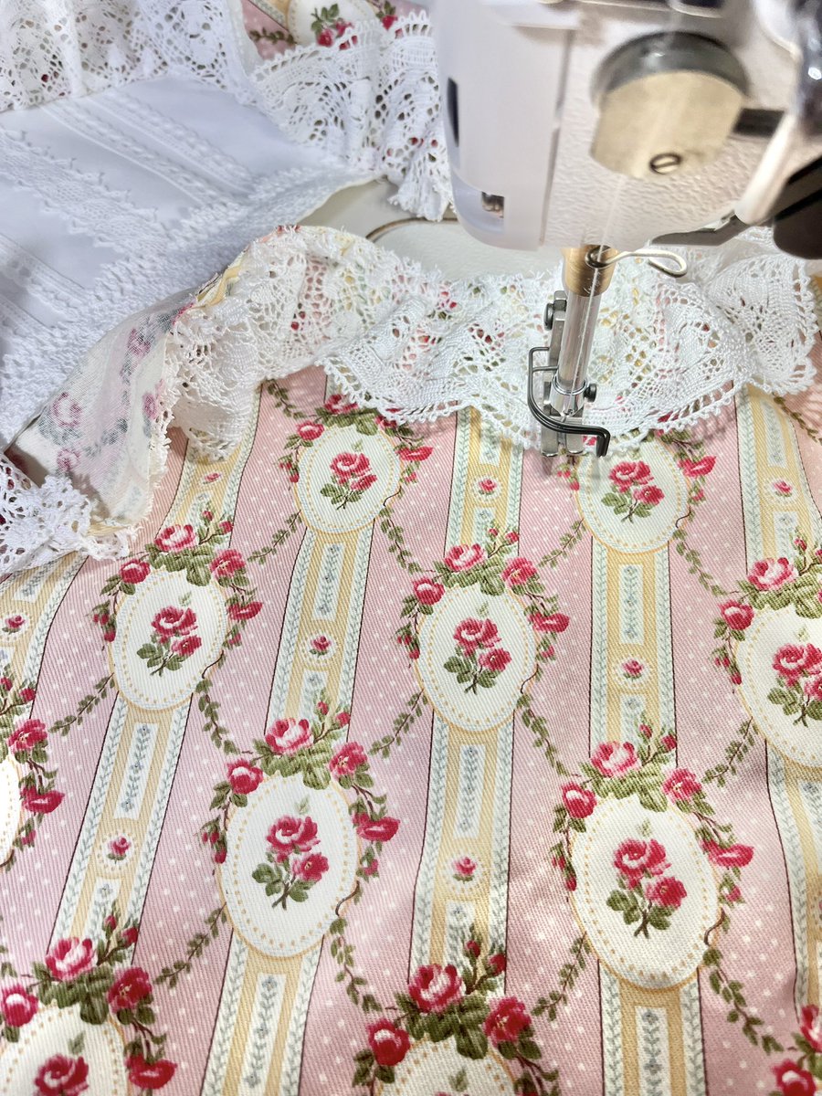 325marin's tweet photo. 首まわりにレースつけた🥰

まずはクラシカルカントリー系から…🌹🎀 https://t.co/eQLxkgZaw3