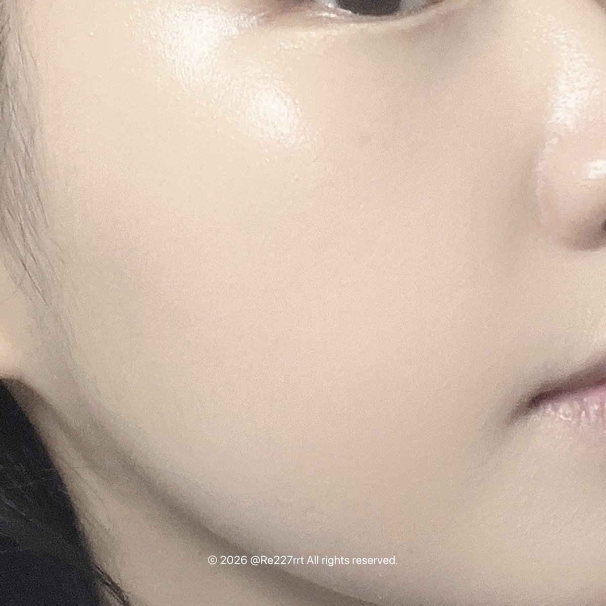 Re227rrt's tweet photo. [ 협찬 ] 

! EVENT ! 

#rt 해 주시는 3분에게는 위글랜 (@weglan_official ) 진생리페어 속광 앰플 보내드리겠습니다! 

요즘 자주 보여서 궁금한 제품이었는데 20일 정도 사용해 보면서 아 이건 짱이다...👍🏻 솔직히 여름에 광나는 제품이라 확 후킹하지는 않았는데...  아니 이 여름에 이 메이크업 피부 표현 때문에 광을 포기할 수 없는... 

피부가 건조해서 건조한 베이스 바르면 피부 갈라지는데.. 특히 코 옆 이건 속광 올라오는 느낌에 건조함 싹 잡아 줘서 너무 마음에 들엇어요!! 

잘 쓰는 파운데이션에 2방울 (건성 기준) 섞어서 바르면 베이스 진짜 너무 예뻐서 기절...

7/16일 당발