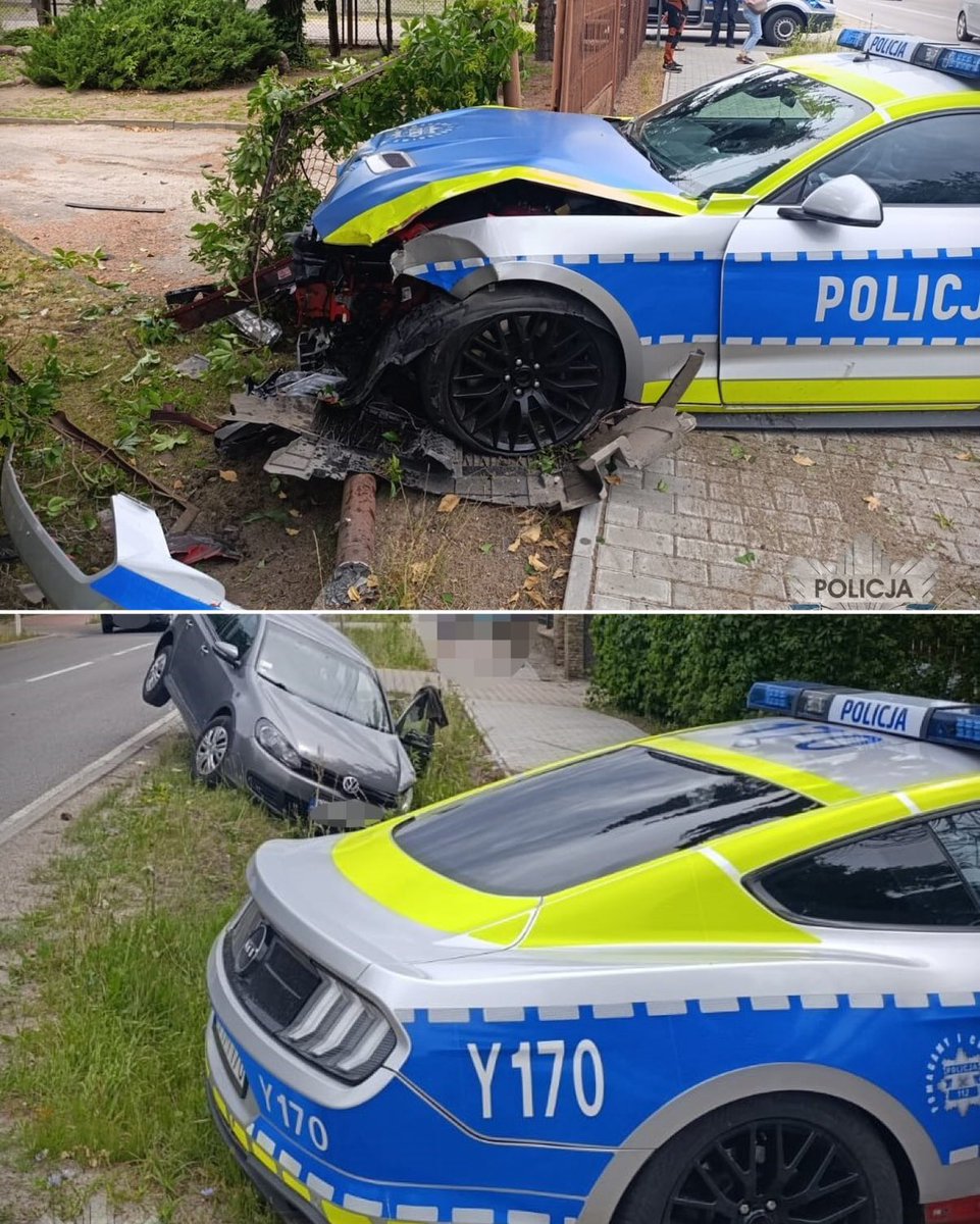 thepolandnews_'s tweet photo. SPEKTAKULARNY KONIEC POLICYJNEGO MUSTANGA

Radiowóz, jadąc na sygnałach uprzywilejowania i wyprzedzając inne pojazdy, zderzył się z Volkswagenem, którego kierująca rozpoczęła skręt w lewo. Po zderzeniu Mustang uderzył w ogrodzenie posesji, a Volkswagen wjechał do rowu. Na szczęście nikt nie odniósł obrażeń. Policja wyjaśnia dokładne okoliczności zdarzenia. 

Rozbity radiowóz trafił do służby zaledwie kilka miesięcy temu – wcześniej został skonfiskowany pijanemu kierowcy i po decyzji sądu przekazany radomskiej policji.

📸 | Policja Mazowiecka