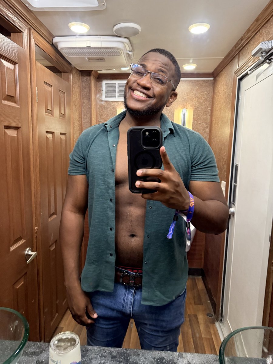 zarluxio's tweet photo. Almost Fridaaay #TBT Tipsy in one of those Carnival fetes and starting to remove clothes 🤦🏾‍♂️ https://t.co/MoWbqT6Fmd
