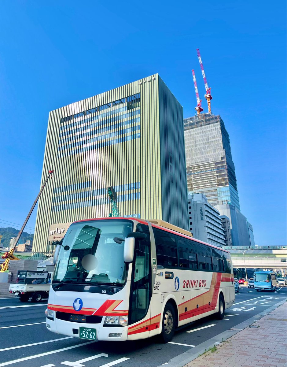 shinkibus's tweet photo. あと1年半で三宮の景色が変わります🏙️

奥に見えるのは三宮東に建設中の
『神戸三宮ツインゲート』🏢

低層にバスターミナル『バスタ神戸三宮』が入り、神姫バスもこの運営に携わります🚌
益々便利になる神戸のバスにご期待を💁‍♀️
#神姫バス　#神戸　#再開発 https://t.co/e9hwthQn95