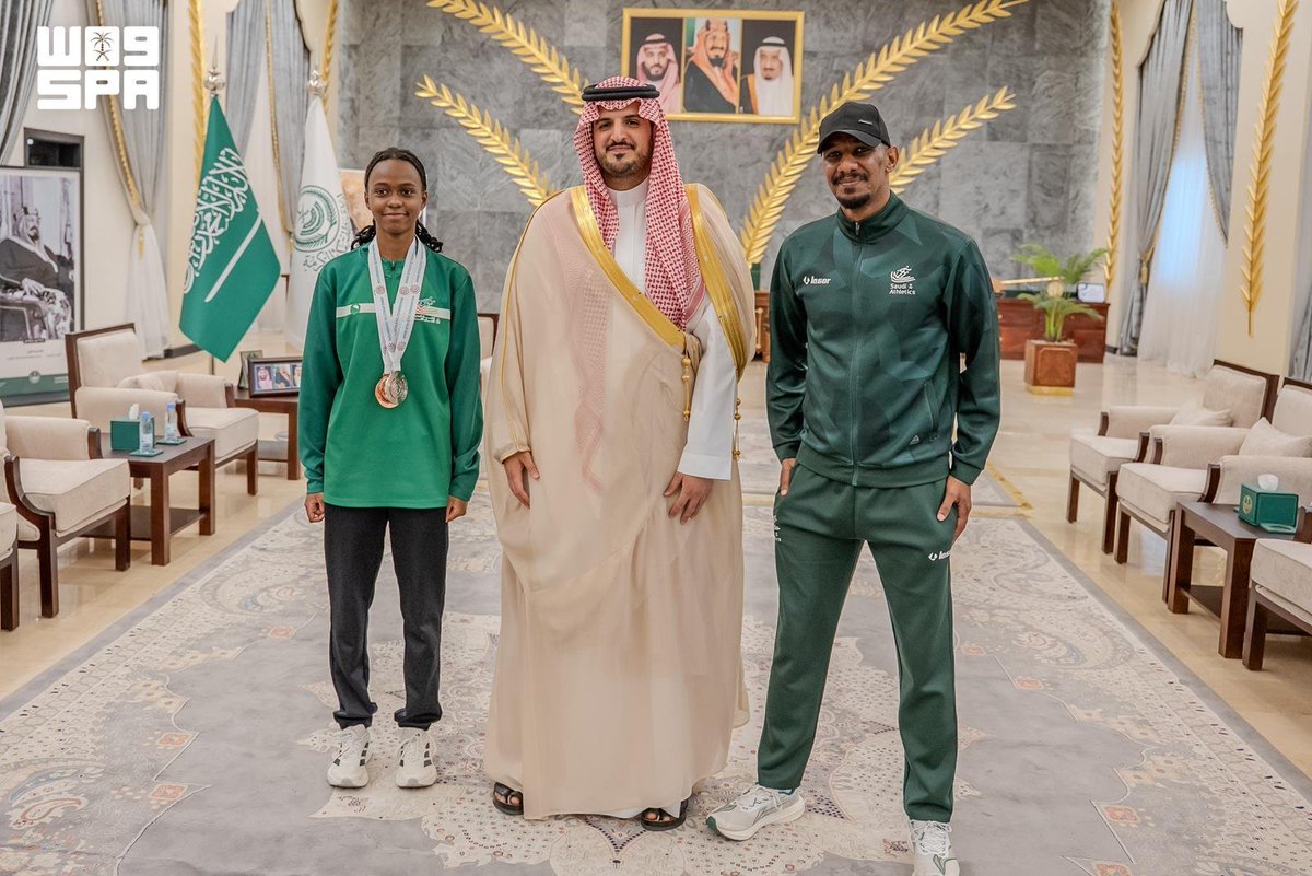 SPAregions's tweet photo. محافظ الطائف يكرّم اللاعبة مريم محجب لإنجازها في البطولة العربية لألعاب القوى.
https://t.co/LqhpWxzJV5
#واس https://t.co/zRWNL9jjjR
