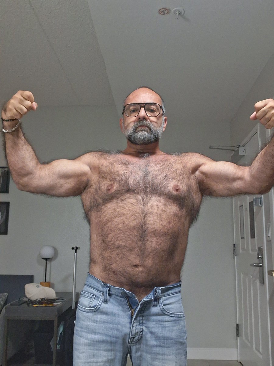ChainJulious's tweet photo. Is hairy sexy? https://t.co/5mcVsgfWp1