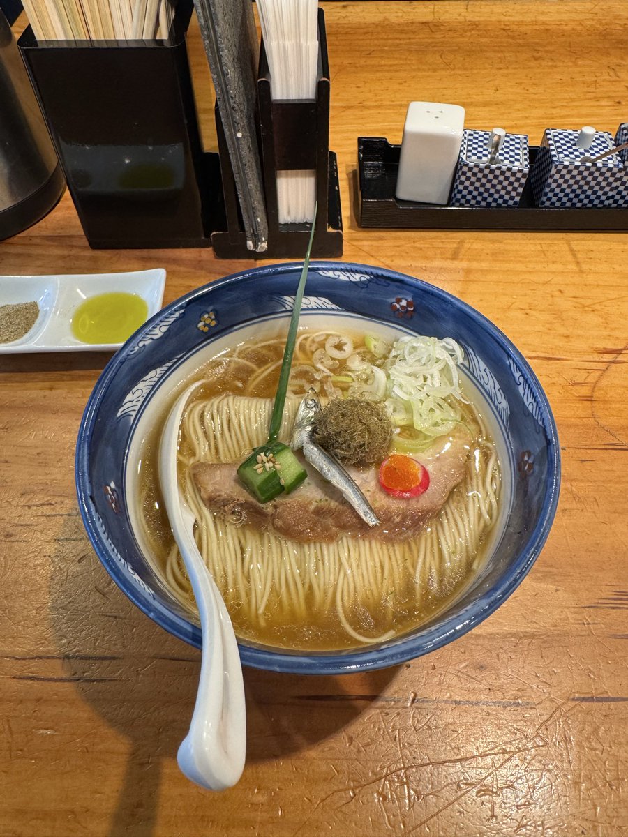 moccos5's tweet photo. ちょっと前に中性脂肪が基準値の６倍くらい出ちゃった検査結果を受け取ったけど、その後ずっと断酒して臨んだからきっと大丈夫。というわけで、人間ドック後のラーメンは今年も旨かった😋
 #おじさんのらーめん https://t.co/IyVxG4JPuA