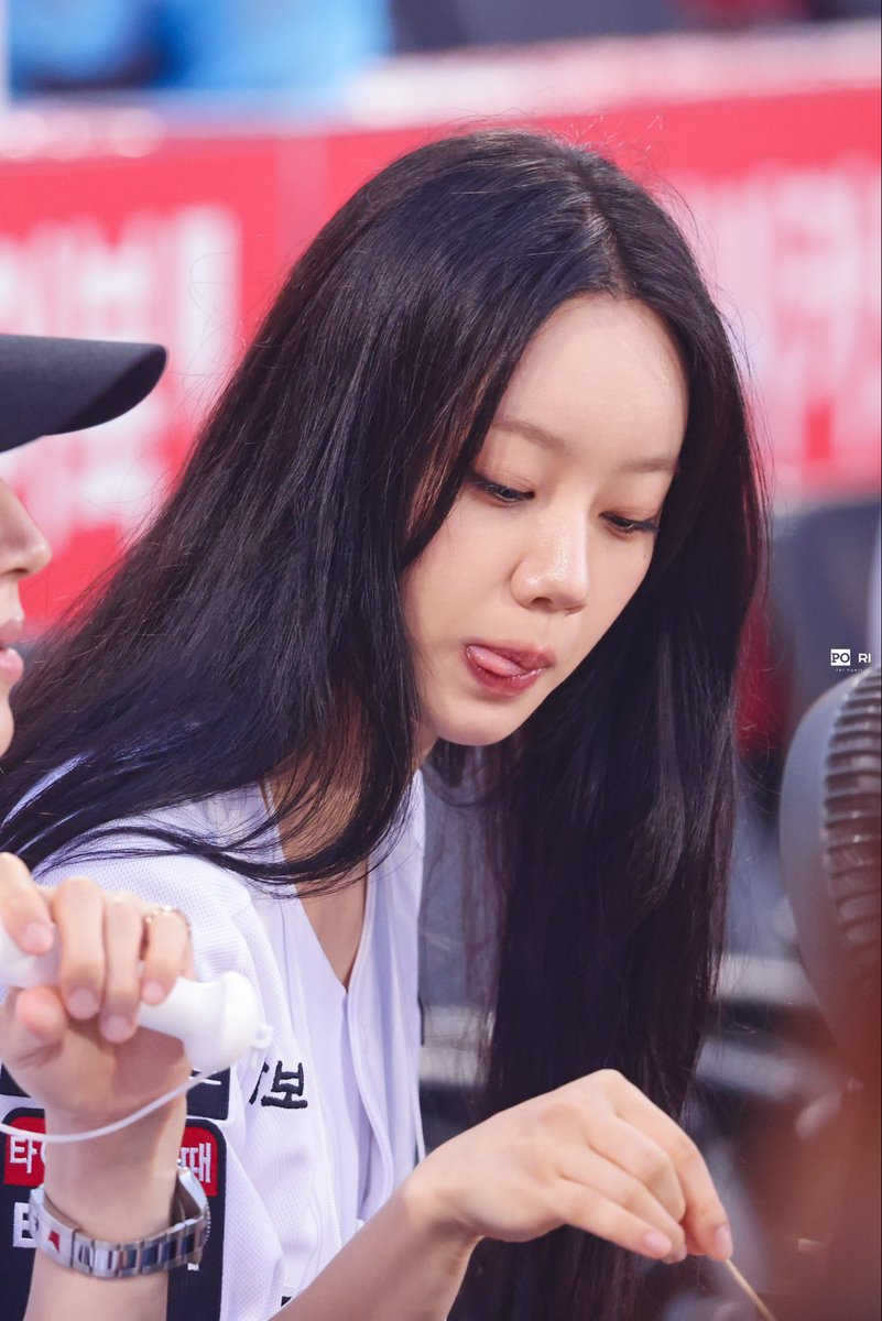HYERI_POPO's tweet photo. 🐽🐽
𝟐𝟔𝟎𝟕𝟎𝟗 KT WIZ 시구 
@hyeriherihey 
#HYERI #혜리 #이혜리 #그대에게드림 #dreamtoyou https://t.co/rH0BulAAwG