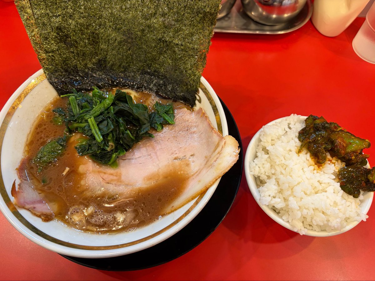treasure_men's tweet photo. 家系ラーメン 裏大輝家@青物横丁
ラーメン＋のり

スープは塩分濃度含めマイルドで色々自分好みに組み合わやすい

そして家系といえばご飯🍚固めのご飯、食べ放題は嬉しい
裏カッパや極にんにくを乗せつつスープ、のりを纏わせて食べると至福 https://t.co/2YDFuT1NEw