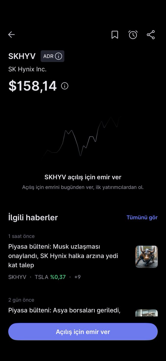 Efloud's tweet photo. SK Hynix ($SKHYV) - ABD ADR'si / Erken Emir

Merhabalar,
US stock market'te, hangi hisselere yatırım yapmayı düşündüğüm ve hangi tip ürünlere uzun vadede pozitif baktığım hakkında çok fazla soru geliyordu. Hem sizlere ADR özelliğini tanıtmak için hem de hangi tip hisseleri referans aldığımı anlatmak için orta ölçekte bir yazı hazırladım. Umarım faydası olur. Tanıtacağım şirket: SK Hynix.

SK Hynix'in ABD ADR'si yarın (10 Temmuz) Nasdaq'ta SKHYV koduyla geçici işleme başlayacak. Asıl (regular) işlem 13 Temmuz'da devreye girecek. 

Halka Arz Detayları
$24,5 milyar civarında büyüklükle, Alibaba'dan sonra tarihin ikinci en büyük yabancı şirket ABD listelemesi olacak. İlk hedef $28-29 milyardı ama Temmuz başındaki fiyat düşüşü nedeniyle aşağı revize edildi. Talep tarafı buna rağmen çok güçlü. 7 katın üzerinde dolduruldu, toplam talep $171,5 milyara ulaştı.
Baillie Gifford, Coatue ve Situational Awareness Partners gibi büyük fonlar tek başına ~$7 milyarlık talep gösterdi.

Neden SK Hynix?
Şirketin cazibesi rakama değil, güncel konuma dayanıyor. SK Hynix, yapay zeka çiplerinin darboğazı olan HBM (high-bandwidth memory) pazarının ~%57'sini elinde tutuyor. Nvidia ve diğer AI hızlandırıcı üreticilerinin belleğinin çoğu buradan çıkıyor. Halka arz geliri de bu konumu büyütmeye gidiyor. Örneğin, üretim kapasitesi artışı ve ASML'in EUV litografi makinelerinin alımı.

Neden ADR (American Depository Receipt)?
Türk yatırımcı açısından mesele erişim zorluğu. Kore borsasına (KRX) doğrudan girmek won kuru, işlem saatleri ve aracı kurum kısıtları yüzünden pratik değil. ADR ise aynı şirkete dolar cinsinden, standart bir ABD hesabından erişim sağlıyor. Her ADR, 1 sıradan hissenin onda birine denk geliyor.

Riskler ve Midas'ın Erken Emir Avantajı
Riskler hakkında da bahsetmek lazım. Hisse bu ay %17 geriledi ve referans fiyatının altında seyrediyor. Geçici işlem döneminde (10-13 Temmuz) likidite sığ, spread'ler geniş olabilir.

Tam da bu yüzden Midas'ın erken emir özelliği devreye giriyor. İşlem açılmadan önce limit emrinizi sıraya koyup, ilk günlerin volatilitesine karşı önceden pozisyon planlayabiliyorsunuz. Midas bu özelliği SpaceX halka arzında da kullanıcılara açmıştı.

Siz de bu ADR'den yararlanmak isterseniz aşağıdaki link'ten uygulamayı indirip erken emir özelliğinden faydalanabilirsiniz 👇
🔗 https://t.co/lerOnwV4fu

Not: Bu bir yatırım tavsiyesi değildir, yalnızca bilgilendirme amaçlıdır.

#işbirliği