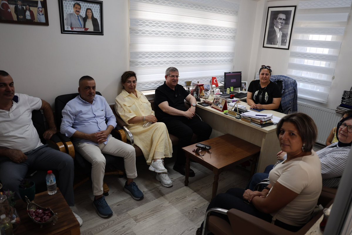 akpartidenizli's tweet photo. Kuşpınar Mahalle Muhtarımız Özlem Verim’i, AK Parti Denizli İl Başkanımız Muhammet Subaşıoğlu ile birlikte; İl Yönetim Kurulu Üyelerimiz Kemal Dağ, Ferah Yıkılmaz, Hasan Celepverdi, Kezban Maden ve Zehra Karabay ziyaret etti. https://t.co/DxPagn46fe
