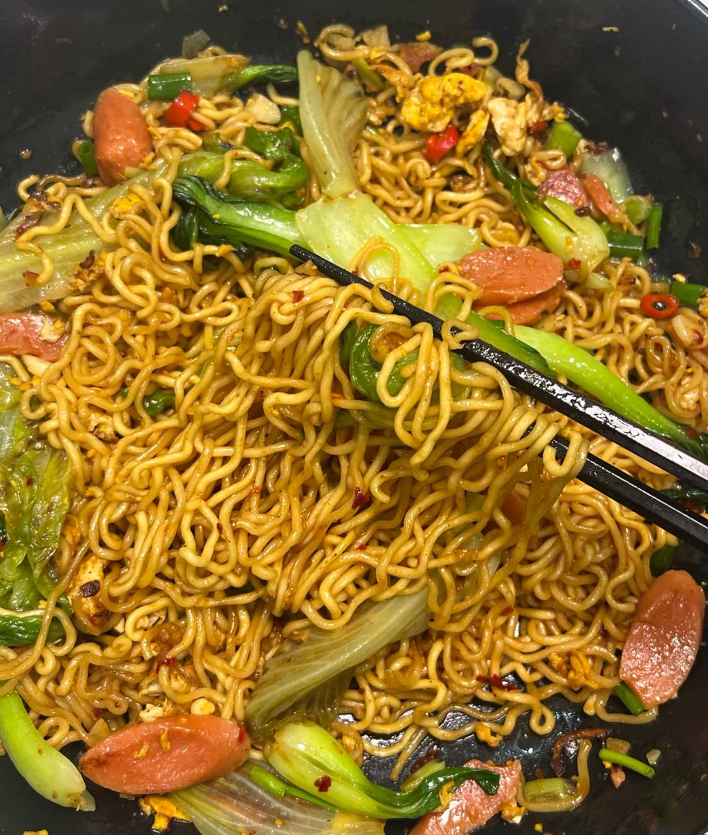 Guillermin77058's tweet photo. The essence of everyday life is nothing more than a bowl of hot noodles, some vegetables, and a mindset of living earnestly.The Taste of Mom's Cooking.
Eat well, live well.#FoodSharing #StirFriedInstantNoodles #MyDinner #LifeLog https://t.co/gO9zl4mtiN