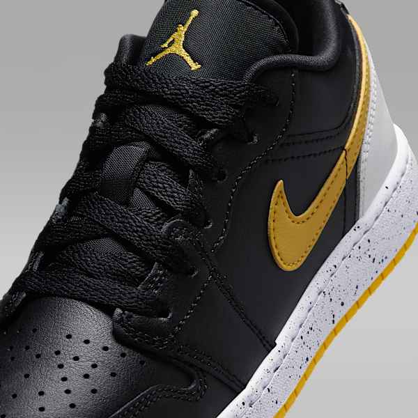 _1STLook's tweet photo. Air Jordan 1 Low (GS)

Nike Official Images
AJ1 https://t.co/nBLutLN4NF