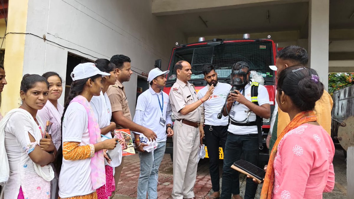 kannaujfire's tweet photo. जिलाधिकारी कन्नौज महोदय के आदेशानुसार फायर स्टेशन सदर जनपद कन्नौज पर युवा कल्याण विभाग के My India प्रोग्राम के अंतर्गत युवाओ को 05 दिवसीय अग्निसुरक्षा अभियान के अंतर्गत जागरूक किया गया।
@fireserviceup 
@UPGovt 
@dm_kannauj @KannaujSp86155 https://t.co/ugbUR298S7