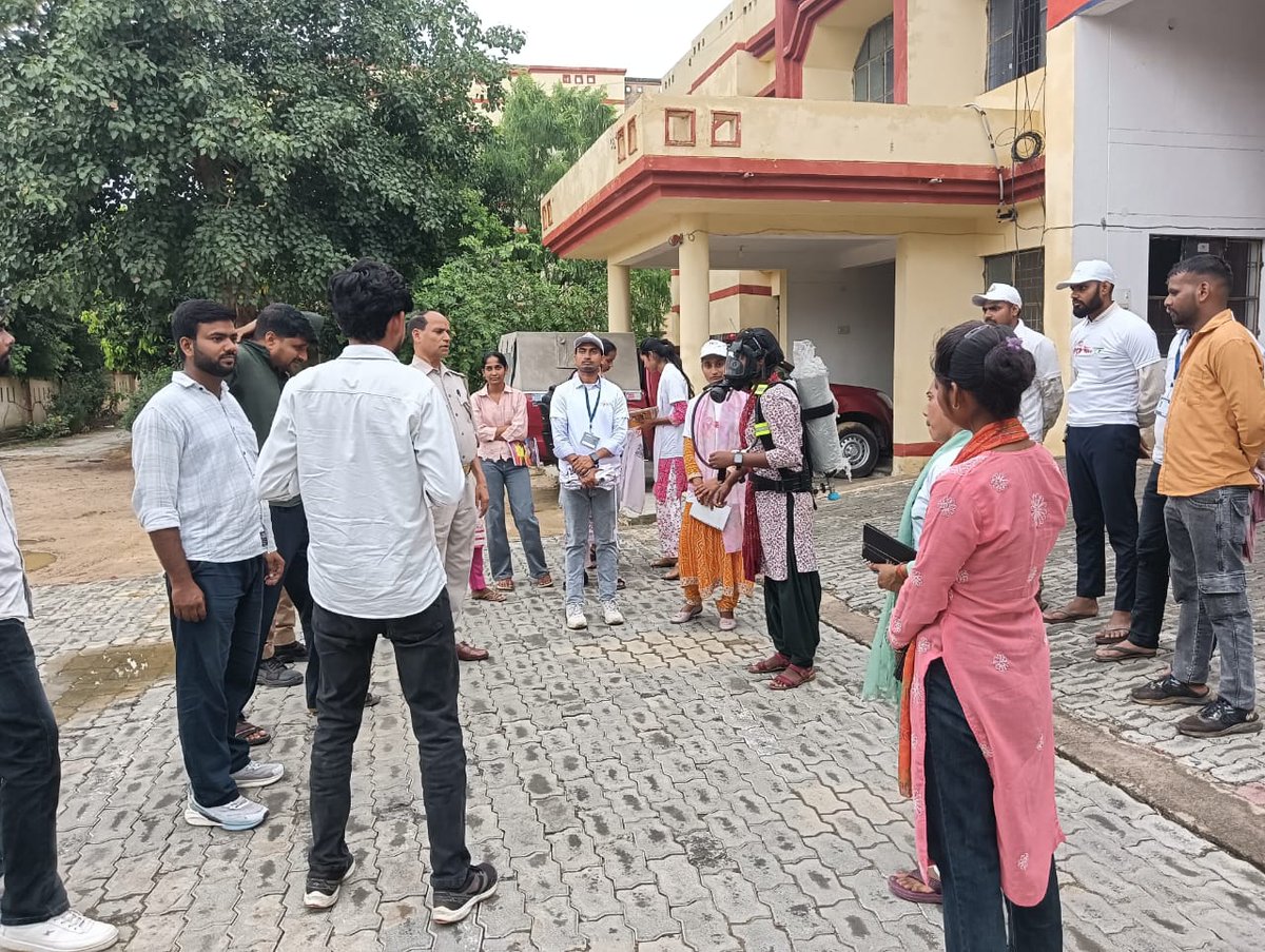 kannaujfire's tweet photo. जिलाधिकारी कन्नौज महोदय के आदेशानुसार फायर स्टेशन सदर जनपद कन्नौज पर युवा कल्याण विभाग के My India प्रोग्राम के अंतर्गत युवाओ को 05 दिवसीय अग्निसुरक्षा अभियान के अंतर्गत जागरूक किया गया।
@fireserviceup 
@UPGovt 
@dm_kannauj @KannaujSp86155 https://t.co/ugbUR298S7