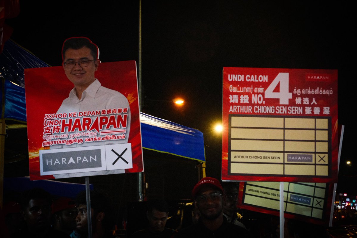 AdamAdli's tweet photo. Malam tadi di Pentas Jelajah Trak AMK, Bukit Batu! Bersama barisan pimpinan nasional dan negeri, kita rungkai isu-isu semasa terus kepada rakyat.

Di DUN N.51 Bukit Batu, Pakatan Harapan kekal menawarkan calon muda dengan rekod khidmat yang cemerlang, Saudara Arthur Chiong untuk terus menabur bakti disini.

Masa berbaki kurang 48 jam! Buat warga Bukit Batu, turun mengundi dan berikan mandat kepada Saudara Arthur Chiong — Calon No. 4.

Johor Ke Depan, Undi HARAPAN 🔺🚩