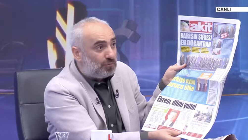 ajansmuhbir1923's tweet photo. İsmail Saymaz, ABD’nin İran saldırısına sessiz kalan AKİT Gazetesi’ni canlı yayında hedef aldı:

• AKİT, hepimizi kafir ilan ediyor. Bize Azrail kesilen AKİT, iki satır etmiyor ABD için.

• Bakın İran vurulduktan sonraki gün AKİT’in 1. sayfasında İran ile alakalı tek kelime yok.

• Nerede ABD’nin İran’ın saldırısı?

• Ve bir de bu gazete hepimizin inancını sorguluyor. 

• Kâğıttan mücahit, kağıttan Müslüman bunlar.