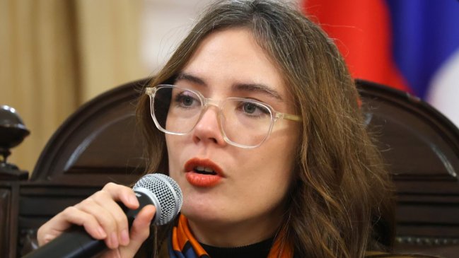 Cooperativa's tweet photo. Camila Vallejo: "El problema central es que hoy día en Chile nos gobierna la ultraderecha" https://t.co/bKtpMWEFGo https://t.co/ZGXFTWqoHB