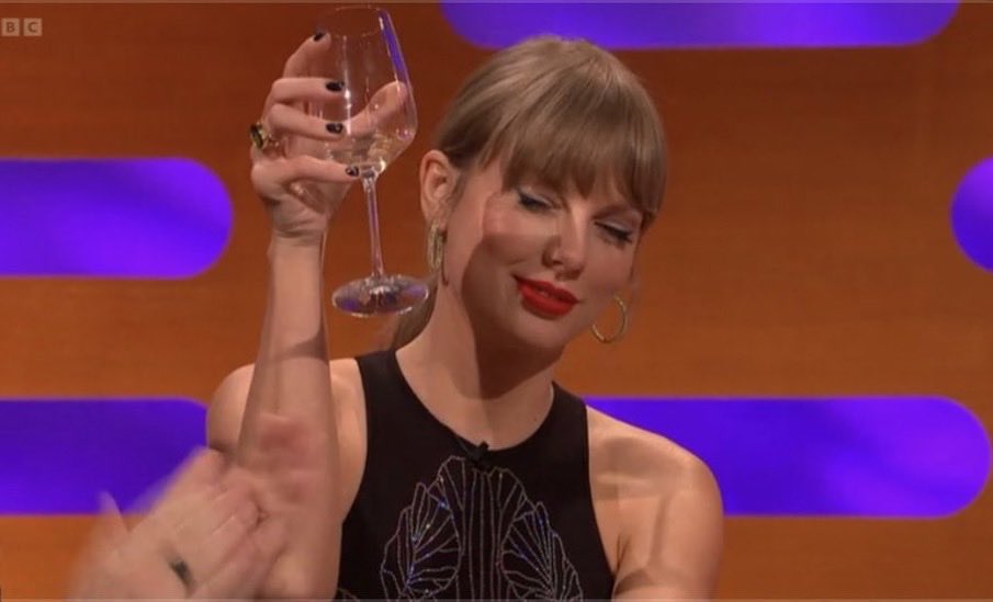 ainsluvsswift's tweet photo. just a reminder that taylor is MARRIED 🥰🫶🏼❤️ hehe https://t.co/rJTPJfEuq6