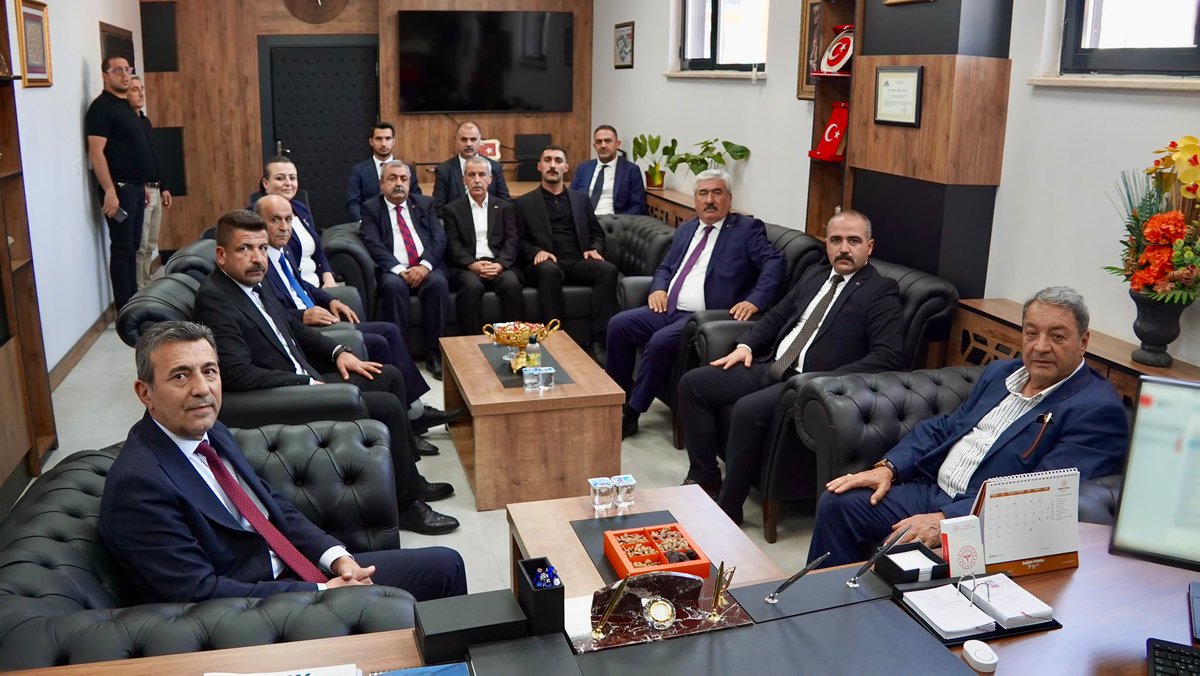 turgaysengonul's tweet photo. Milletvekilimiz, Ülkü Ocakları İl Başkanımız, Battalgazi ve Yeşilyurt İlçe Başkanlarımız ve İl Yönetim kurulu üyelerimizle Malatya İl Sağlık Müdürümüz Uzm.Dr. Cezmi KARACA’yı ziyaret ettik.

İl Sağlık Müdürümüzle ilimizde devam eden sağlık yatırımları ve devam eden çalışmalar hakkında bilgi alışverişinde bulunduk.

İl Sağlık Müdürümüz ve değerli sağlık çalışanlarımıza çalışmalarında başarılar dileriz.
