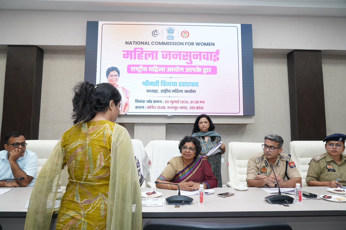 NCWIndia's tweet photo. कानपुर में राष्ट्रीय महिला आयोग द्वारा आयोजित महिला जनसुनवाई में आयोग की अध्यक्ष श्रीमती विजया रहाटकर की उपस्थिति में महिलाओं की शिकायतों के त्वरित एवं प्रभावी निस्तारण की दिशा में महत्वपूर्ण कदम उठाए गए। कुल 62 मामलों की सुनवाई हुई, जिनमें 40 पूर्व-पंजीकृत एवं 22 मौके पर प्राप्त शिकायतें शामिल थीं। दो मामलों में एफआईआर दर्ज कराने एवं तत्काल कार्रवाई के निर्देश देकर मौके पर ही समाधान सुनिश्चित किया गया।

जनसुनवाई के दौरान एक वरिष्ठ नागरिक महिला ने आरोप लगाया कि उनके पुत्र एवं पुत्रवधू ने उनके साथ मारपीट कर उन्हें उनके ही घर से निकाल दिया। इस मामले में आयोग ने तत्काल संज्ञान लेते हुए पुत्र को जनसुनवाई के दौरान ही परामर्श (काउंसलिंग) हेतु बुलाया तथा पुलिस को मामले में सख्ती से अनुवर्ती कार्रवाई सुनिश्चित करने के निर्देश दिए।

राष्ट्रीय महिला आयोग महिलाओं को समयबद्ध, सुलभ और प्रभावी न्याय दिलाने के लिए प्रतिबद्ध है।

#राष्ट्रीयमहिलाआयोग #महिलाजनसुनवाई #महिलासुरक्षा #महिलान्याय #कानपुर #महिलासशक्तिकरण