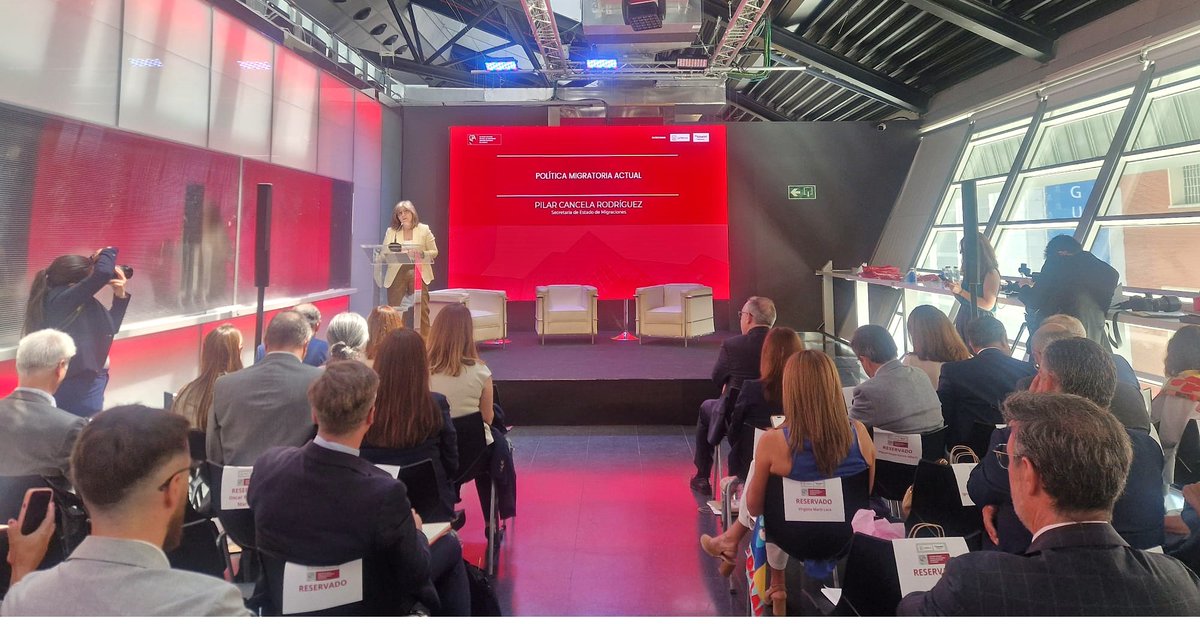 SEstadoMigr's tweet photo. La SEM, @PiliCancela, habla sobre la política migratoria actual en el I Congreso de Extranjería del @ColegiogAMadrid.

🗣️"La política migratoria no consiste únicamente en gestionar entradas y salidas de personas. Consiste, sobre todo, en construir país". https://t.co/yLBumSoI7K