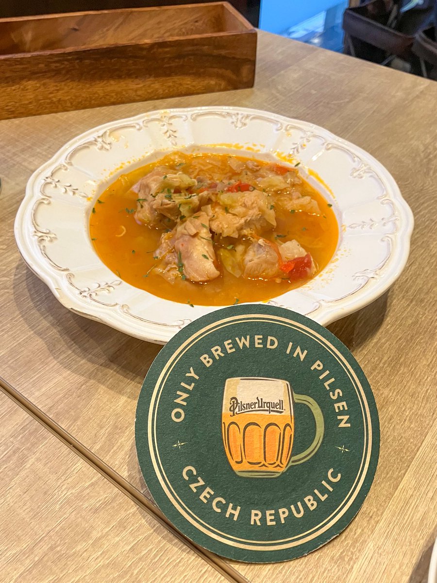 af_ect_on's tweet photo. 前菜で既に大満足なのに次のお皿がパン祭りで！
フレピーチェクは安定の美味しさ、プラツキは不思議とビールが進むおつまみ。そしてロフリーク。実は初めて食べたんだけど、ロフリークめちゃくちゃ美味しいね！？即刻ロスリークにハマりこんで満腹になり煮込みまで辿り着けず… https://t.co/IElWzAIjPQ