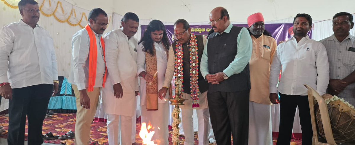 BJP4Karnataka's tweet photo. ಒಳ ಮೀಸಲಾತಿಯ ಅವೈಜ್ಞಾನಿಕ ಹಂಚಿಕೆಯ ಮೂಲಕ ಬಂಜಾರ ಸಮಾಜದ ಮೇಲೆ ಸೇಡಿನ ರಾಜಕಾರಣ ಮಾಡುತ್ತಿರುವ ಕಾಂಗ್ರೆಸ್‌ ಸರ್ಕಾರದ ವಿರುದ್ಧ ಬಾಗಲಕೋಟೆ ಕ್ಷೇತ್ರದಲ್ಲಿ ದಿಕ್ಸೂಚಿ ಬಂಜಾರ–ಕರ್ನಾಟಕ ವತಿಯಿಂದ "ನಮ್ಮ ಮೀಸಲಾತಿ, ನಮ್ಮ ಹಕ್ಕು" ಜ��ಾಂದೋಲನ ಜಾಗೃತಿ ಸಭೆ ನಡೆಯಿತು.

ಈ ಸಂದರ್ಭದಲ್ಲಿ ಮಾಜಿ ಸಚಿವರಾದ ಶ್ರೀ ಪ್ರಭು ಚೌವ್ಹಾಣ್, ಮಾಜಿ ಸಂಸದರಾದ ಡಾ. ಉಮೇಶ್ ಜಾಧವ್, ಪ್ರಮುಖರಾದ ಶ್ರೀ ಮಣಿಕಂಠ ರಾಥೋಡ್, ಚಿಂತನಾ ಯಾತ್ರೆಯ ರಾಜ್ಯ ಸಂಯೋಜಕರಾದ ಶ್ರೀ ಎಸ್. ಪಿ. ಲಿಂಬ್ಯನಾಯ್ಕ, ಬಂಜಾರ ಸಮಾಜದ ಜಿಲ್ಲಾಧ್ಯಕ್ಷರಾದ ಶ್ರೀ ಹೂವಪ್ಪ ರಾಥೋಡ್, ಮುಖಂಡರಾದ ಶ್ರೀ ರವಿ ಸಾಹುಕಾರ್, ಶ್ರೀ ಆರ್. ಕೆ.‌ ಚವ್ಹಾಣ್, ಸಾಮಾಜಿಕ ಜಾಲತಾಣ ಪ್ರಮುಖರಾದ ಶ್ರೀ ಮಂಜ್ಯಾನಾಯ್ಕ ಹರಿಹರ, ಶ್ರೀ ಹನುಮನಾಯ್ಕ, ಶ್ರೀ ದಿಲೀಪ್ ರಾಥೋಡ್ ಮತ್ತು ಪ್ರಮುಖರು ಉಪಸ್ಥಿತರಿದ್ದರು.