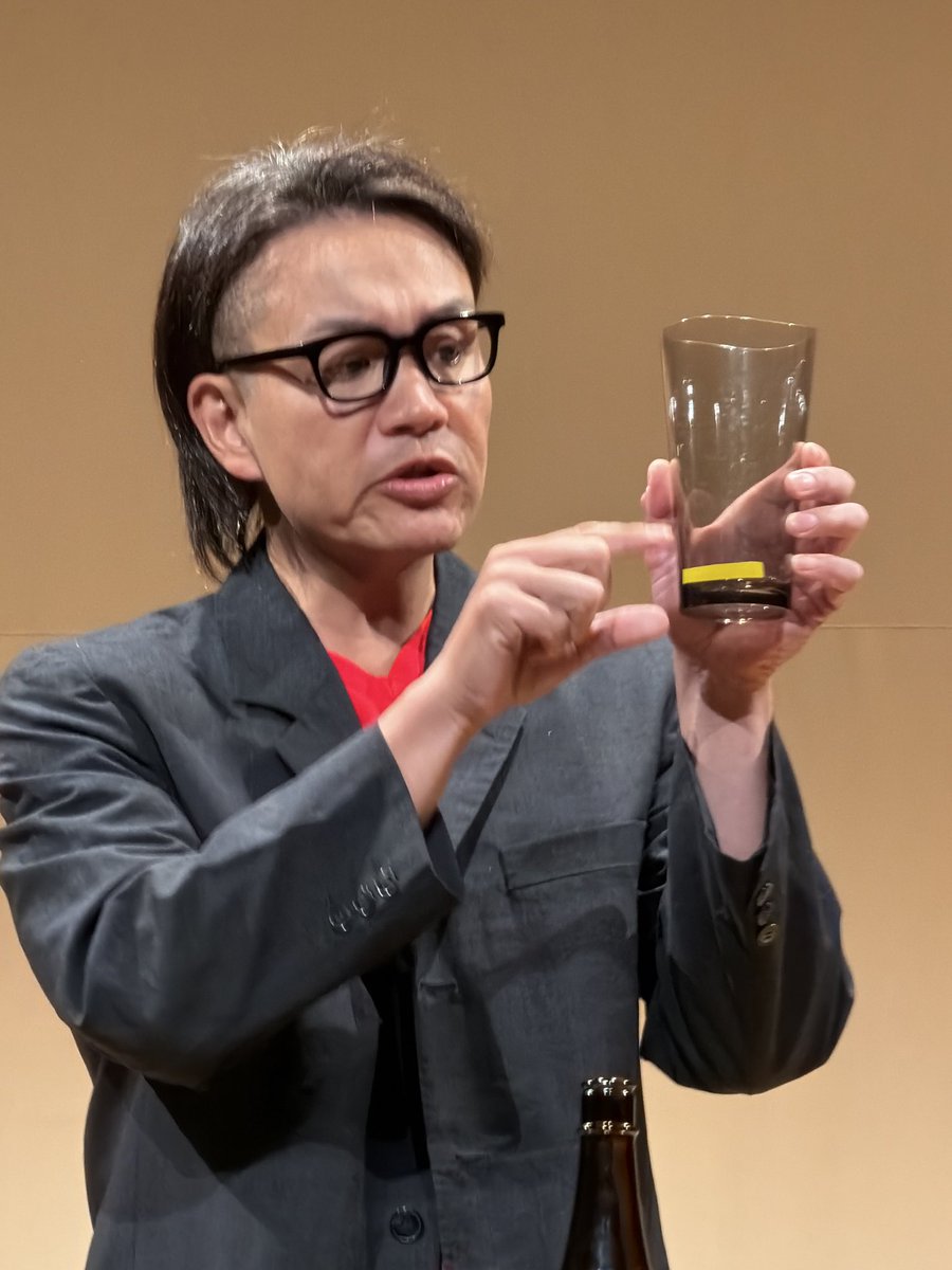 MaruMrio89's tweet photo. 笑いの源感想ラスト
このライブを観ると必ず印象に残る初見芸人が！
今回はバインドラゴン👀
調べてみたら最近デビューしたばかりの新人さん😳
ネタも印象に残ったので別ネタもあれば見てみたいかも😶
そしてどストライクきの、ここは文句なし大笑い🤣流石のラスタ勢👏
#笑いの源  #バインドラゴン https://t.co/fElQxqhnWM